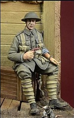 1/35 WWI ケースに座ってるイギリス歩兵 - ウインドウを閉じる