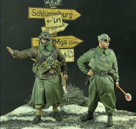 1/35 WWII ドイツ野戦憲兵(2体セット) - ウインドウを閉じる